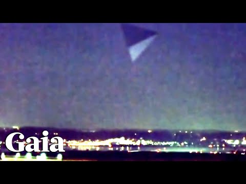 CIVILIAN Footage of a PYRAMID-Shaped UFO Over the Pentagon